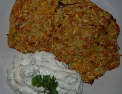 Karotten-Zucchini-Puffer mit Kräutertopfen