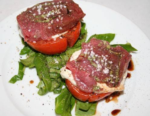 Carpaccio-Roulade mit Basilikumpesto und Mozarella auf Dörrtomate mit Spinatsalat Carpaccio-Roulade mit Basilikumpesto und Mozarella auf Dörrtomate mit Spinatsalat