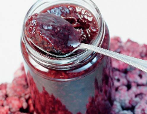Himbeer- oder Heidelbeermarmelade kalt gerührt