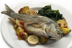 Fisch vom Holzkohlengrill