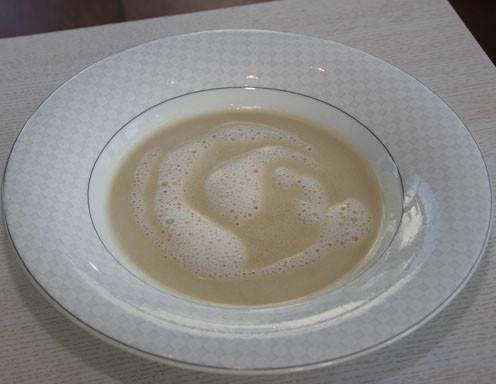 Geräucherte Kukuruzsuppe mit Marillenkernölschaum