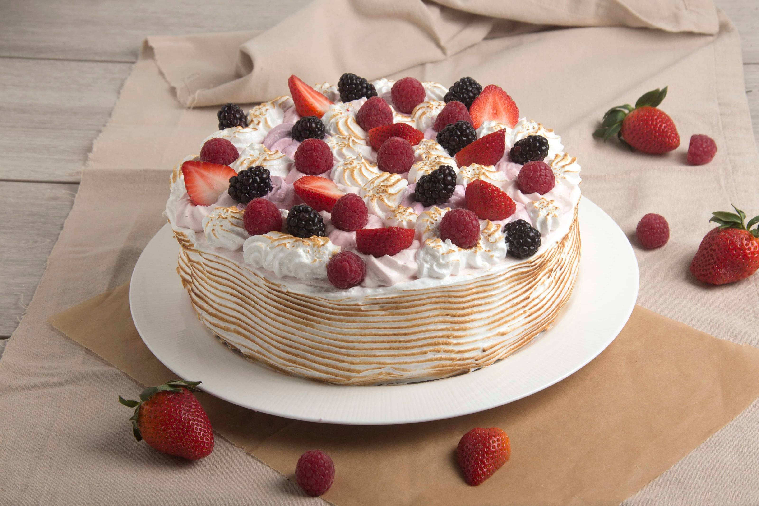 Baiser-Beeren-Torte mit Cremefüllung