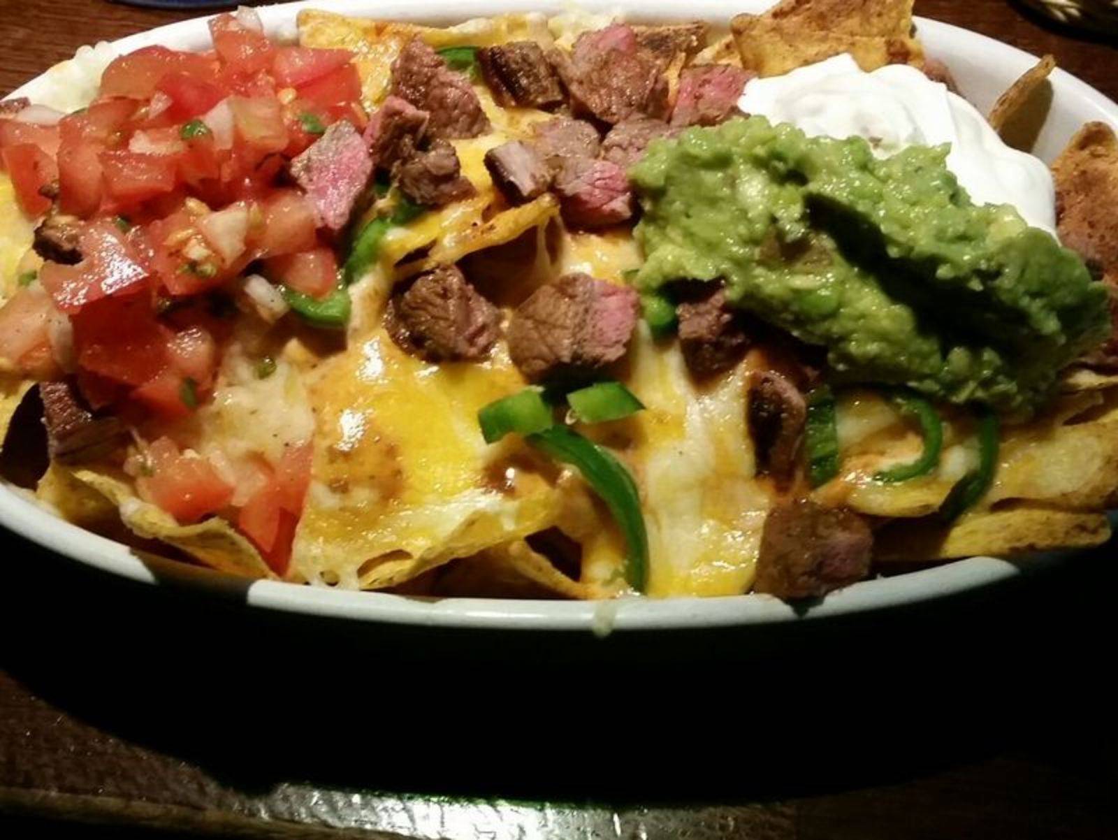 Hüftsteaks mit Avocado, Feta, Nachos und Salsa Verde