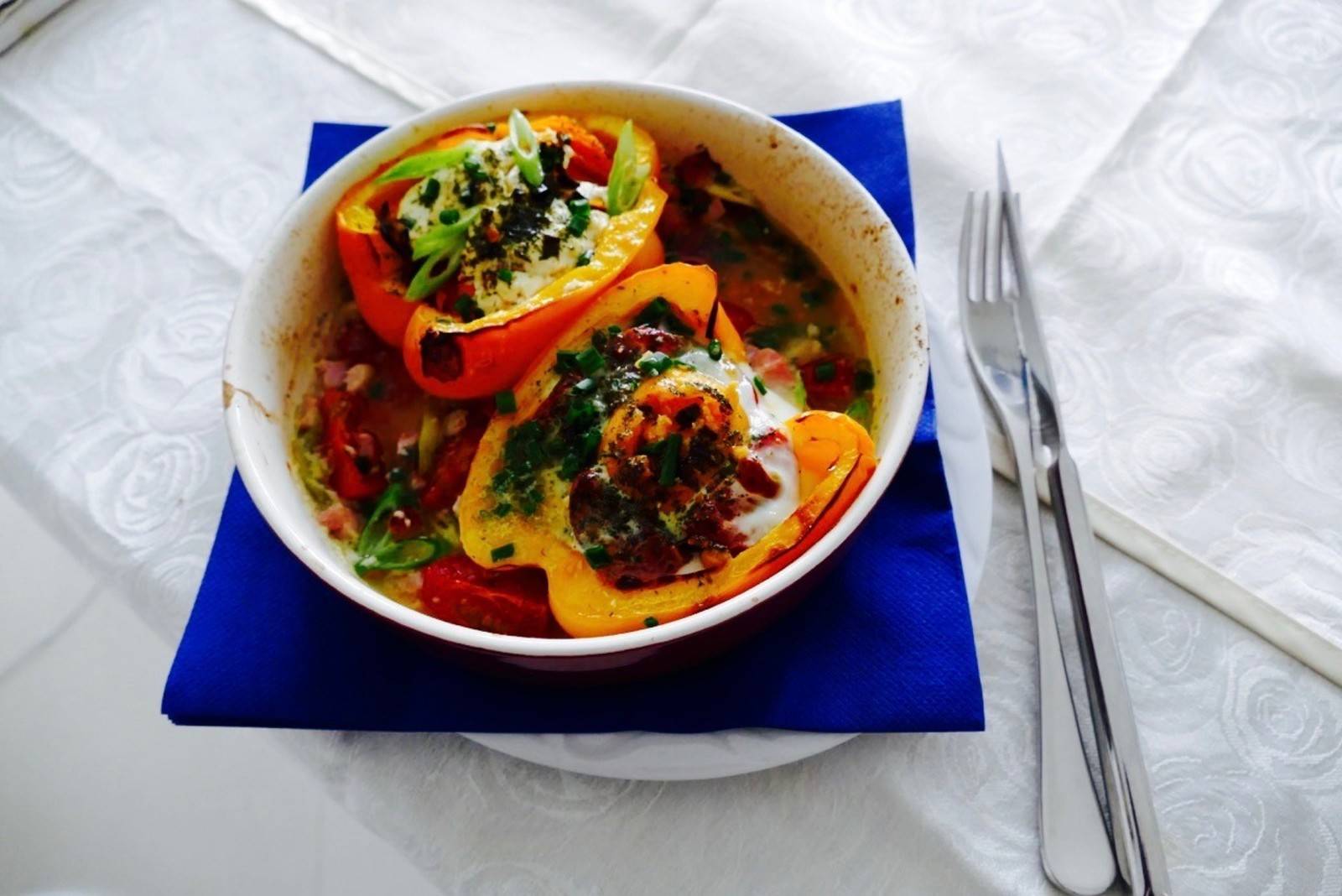 Gefüllte Paprika mit Gemüse und Ei