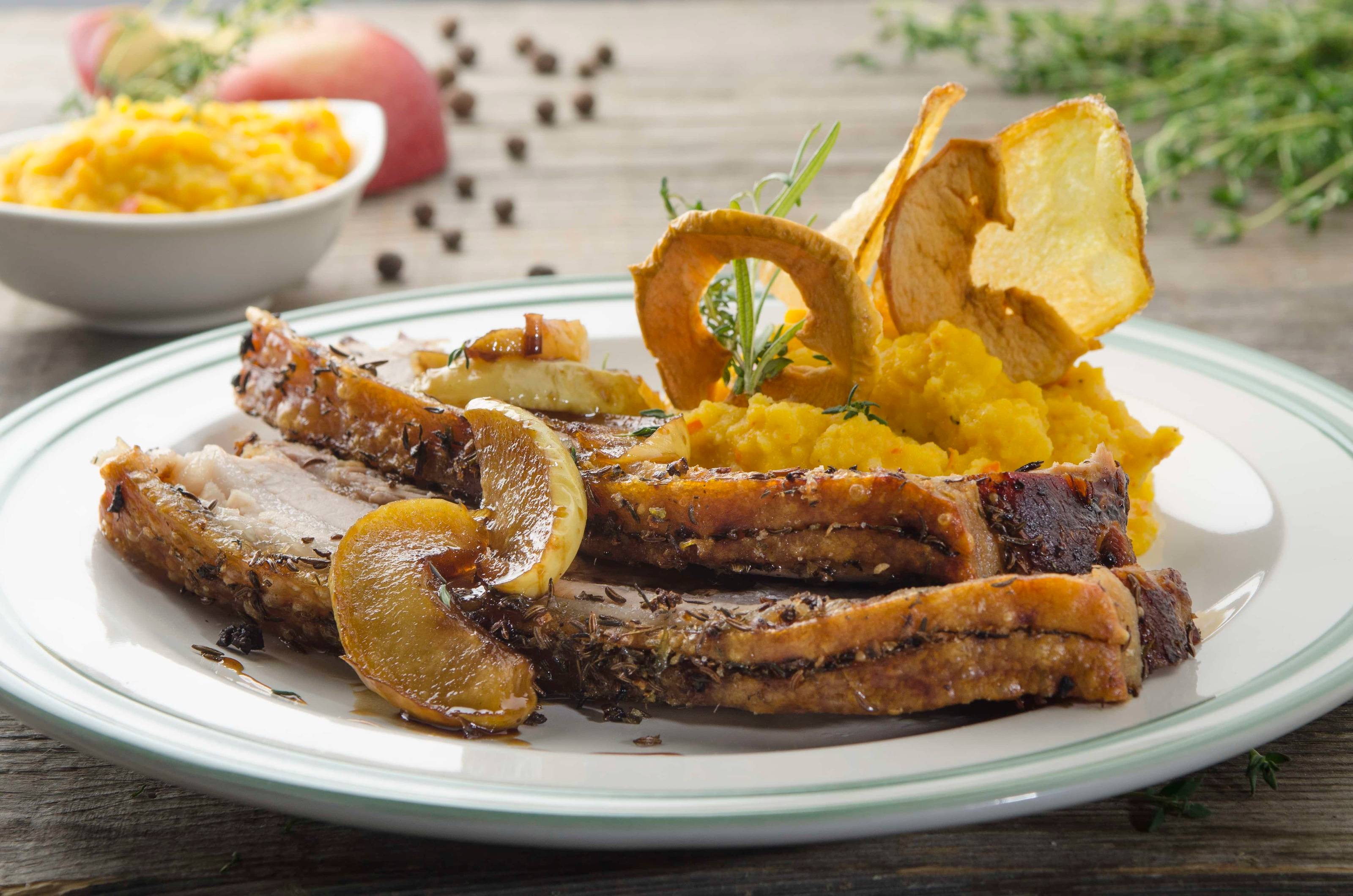 Gewürzkrusten-Braten mit Erdäpfel-Kürbispüree und glacierten Balsamico-Äpfeln Gewürzkrusten-Braten mit Erdäpfel-Kürbispüree und glacierten Balsamico-Äpfeln