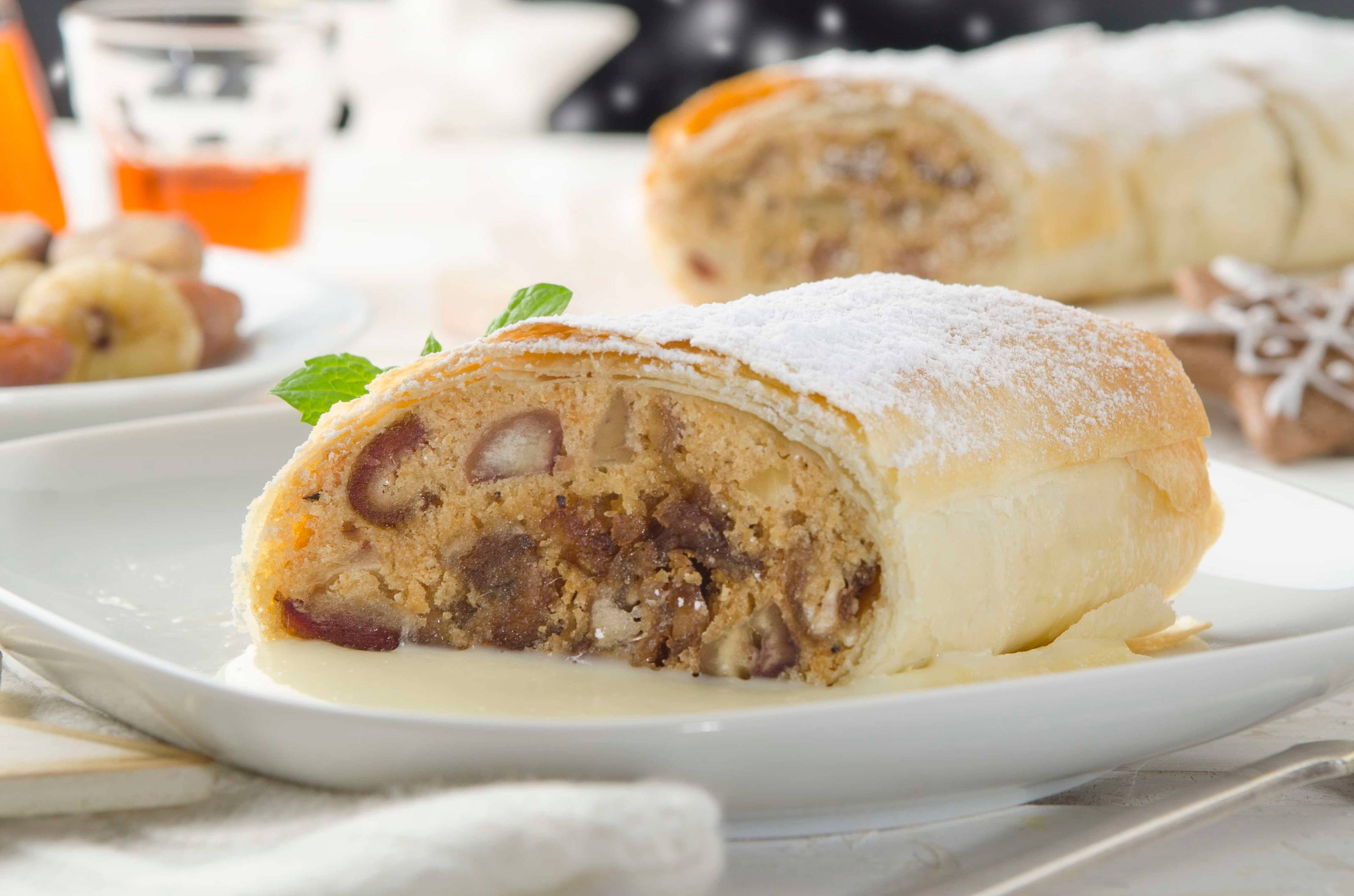 Maroni-Dattelstrudel mit lauwarmer Rumsauce