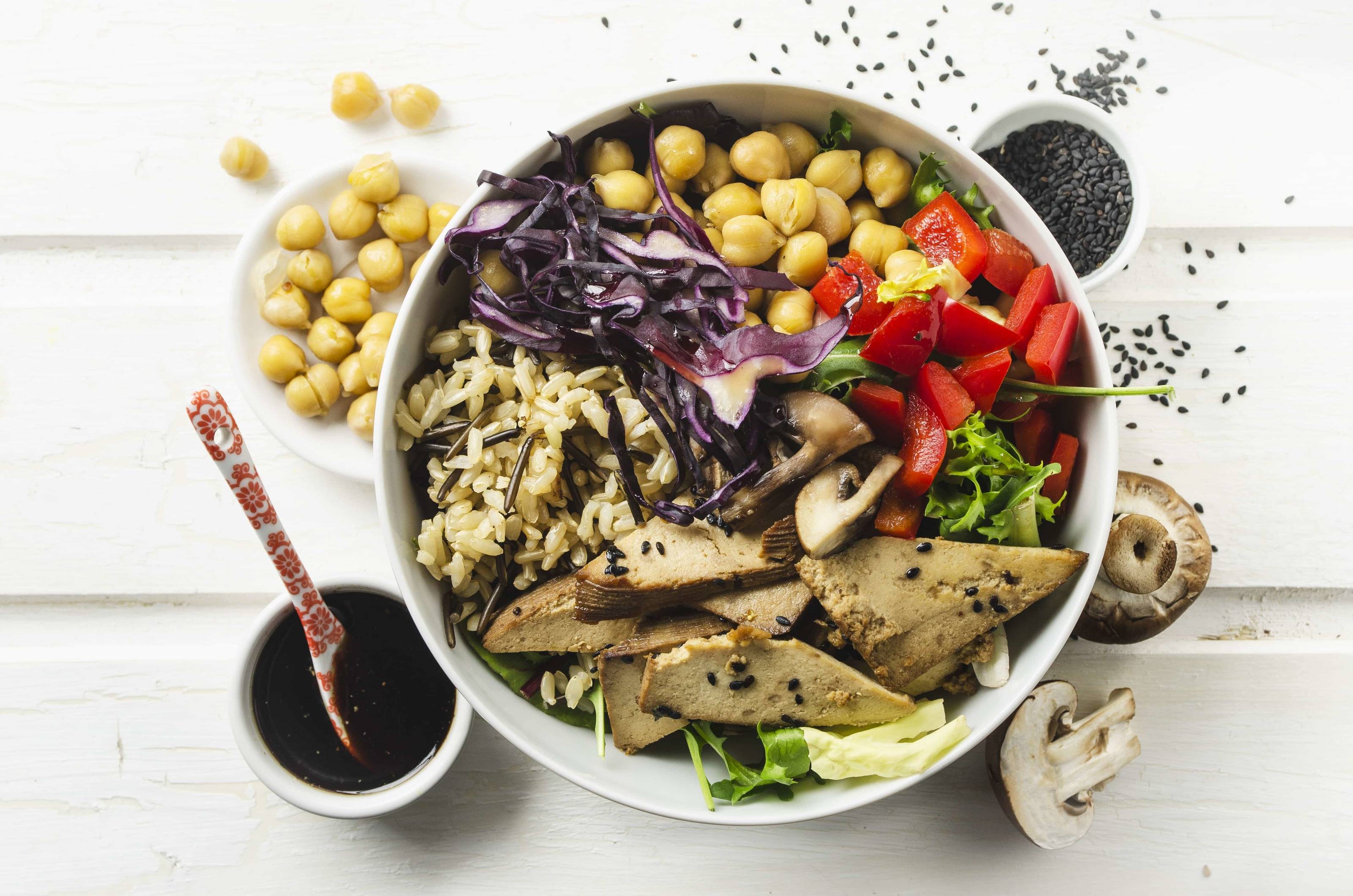Buddha Bowl mit Tofu und Wildreis