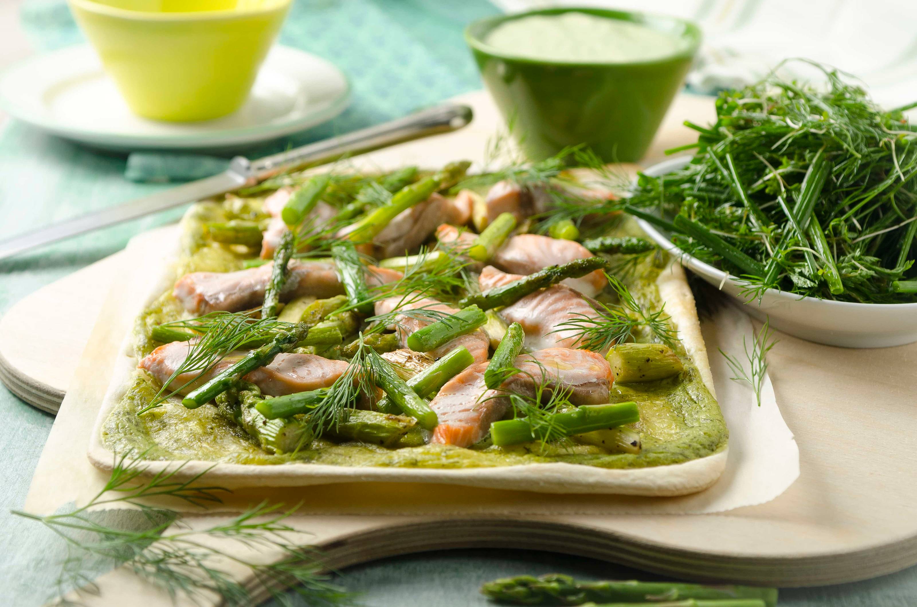 Flammkuchen mit Lachs und grünem Spargel Flammkuchen mit Lachs und grünem Spargel