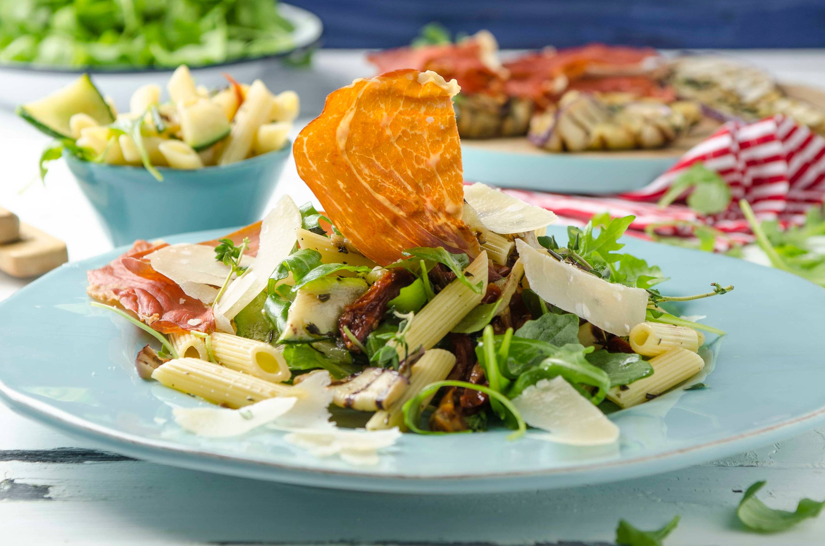Nudelsalat mit mediterranem Gemüse und knusprigem Prosciutto