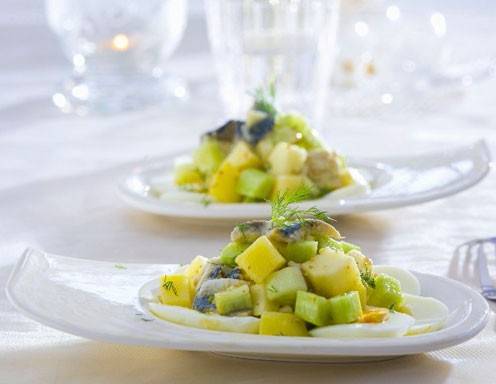 Heringssalat mit Ei, Gurken und Kartoffeln
