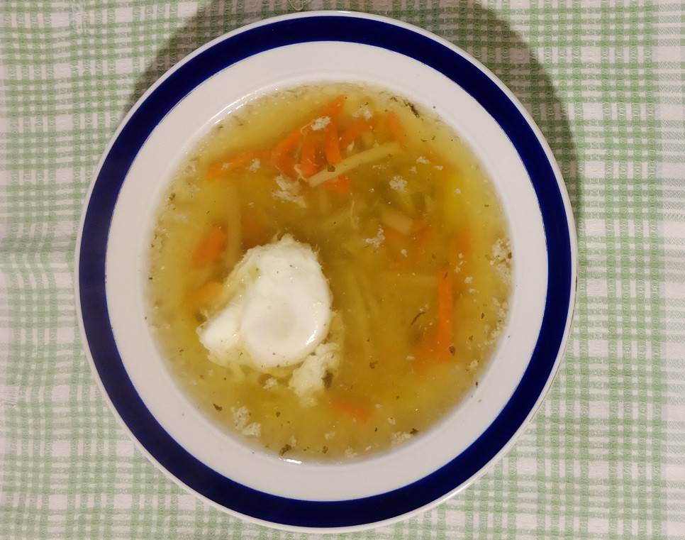 Gemüsesuppe mit verlorenem Ei