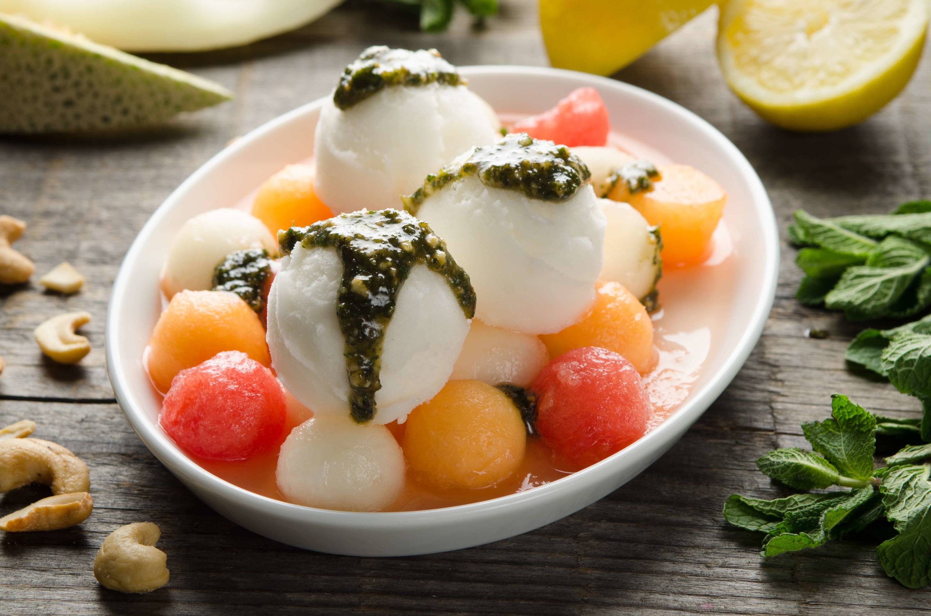 Bunter Melonensalat mit Zitronensorbet und Minzepesto Rezept