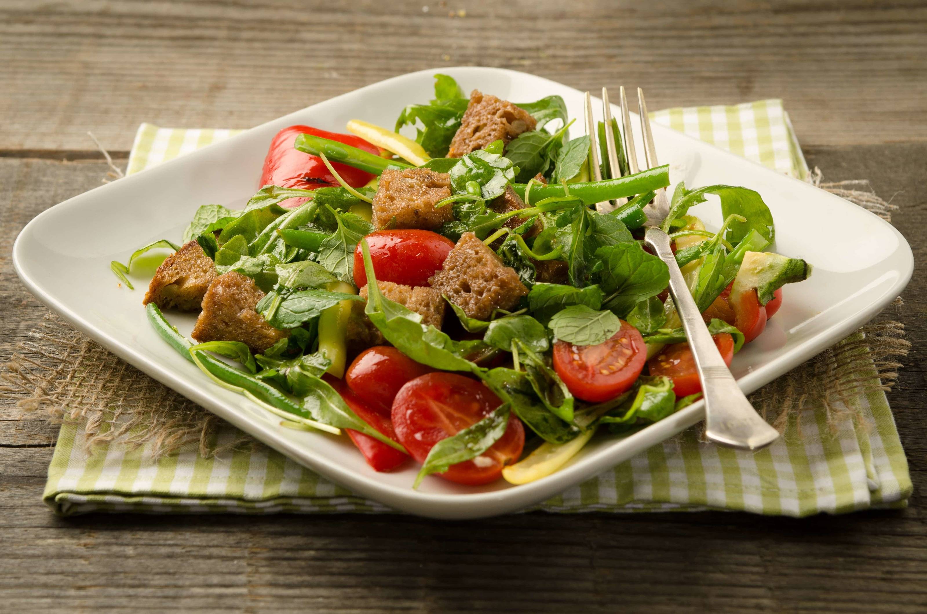 Brotsalat mit Bohnen und Paprika
