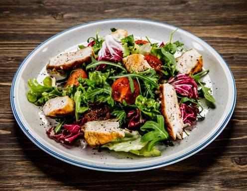 Sommersalat mit Putenstreifen