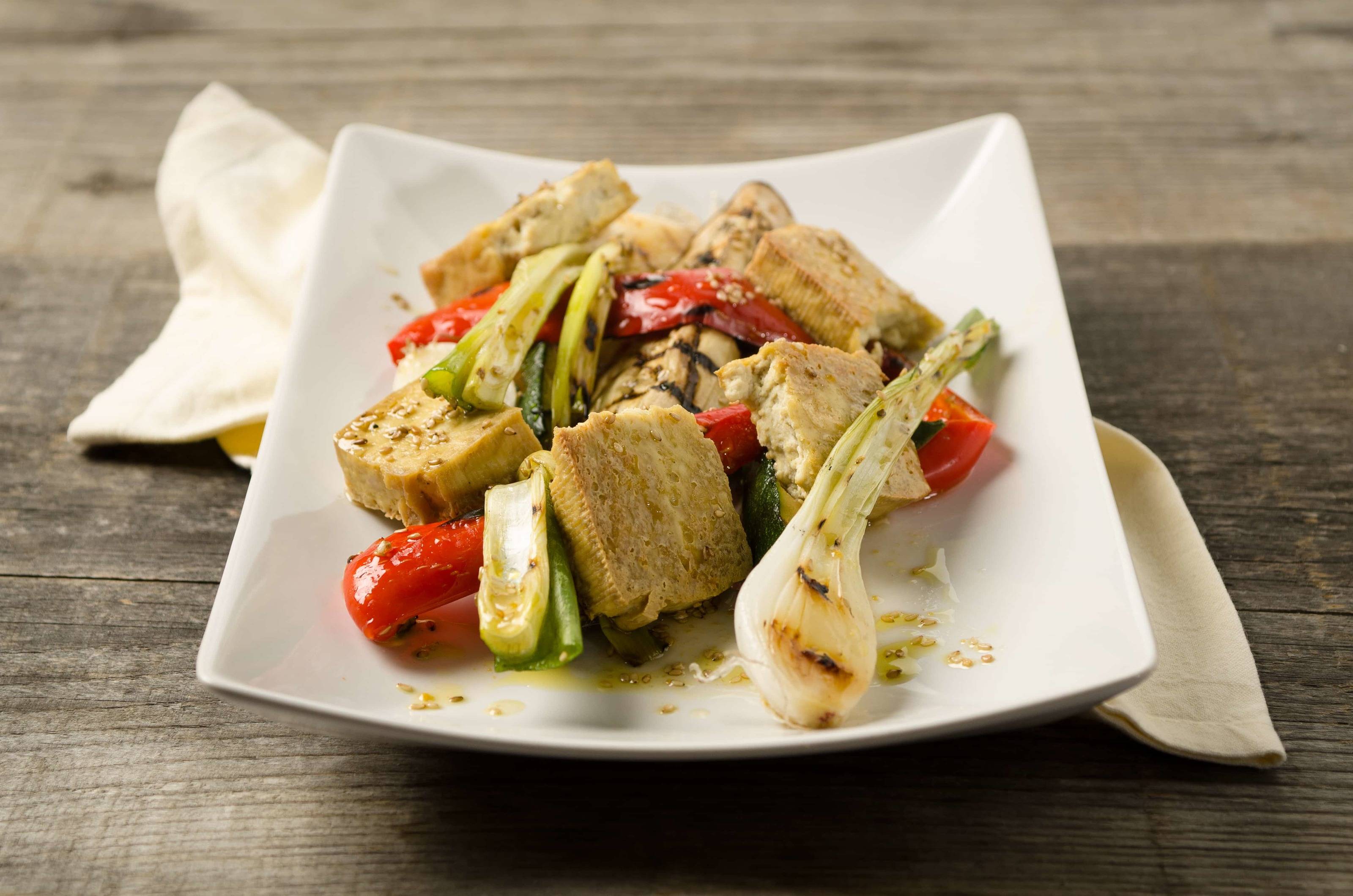 Knuspriger Tofu mit gegrilltem Gemüse Rezept