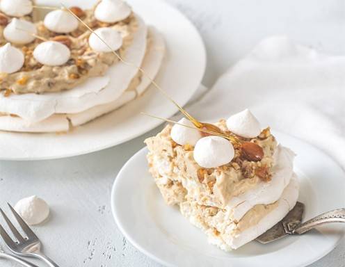Pavlova mit Salzkaramell und Mandeln Pavlova mit Salzkaramell und Mandeln