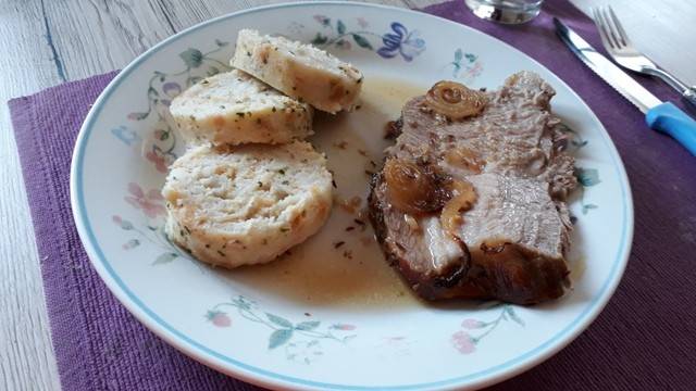 Schweinekrustenbraten in Zwiebel-Bier-Sauce