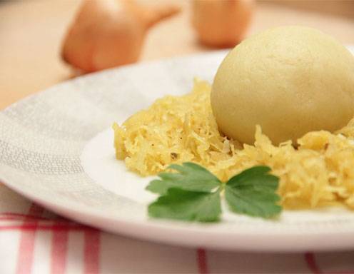 Kartoffelknödel mit Räuchertofu und Currykraut aus dem Dampfgarer