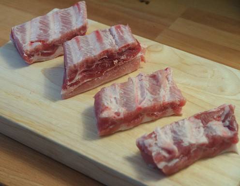 Perfekte Spareribs: Portinieren Sie in bequeme Stücke