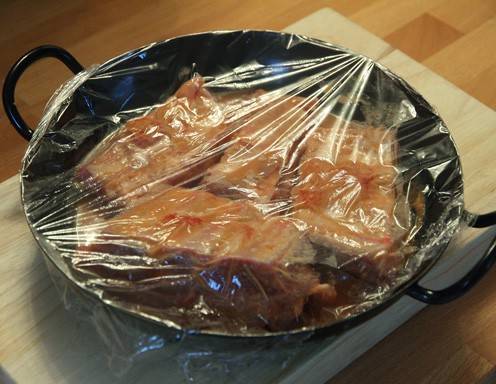 Spareribs: Abdecken und einige Stunde, noch besser über Nacht, einziehen lassen.