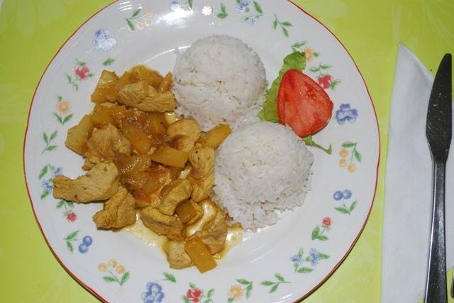 Putenfleisch mit Ananas und Curry
