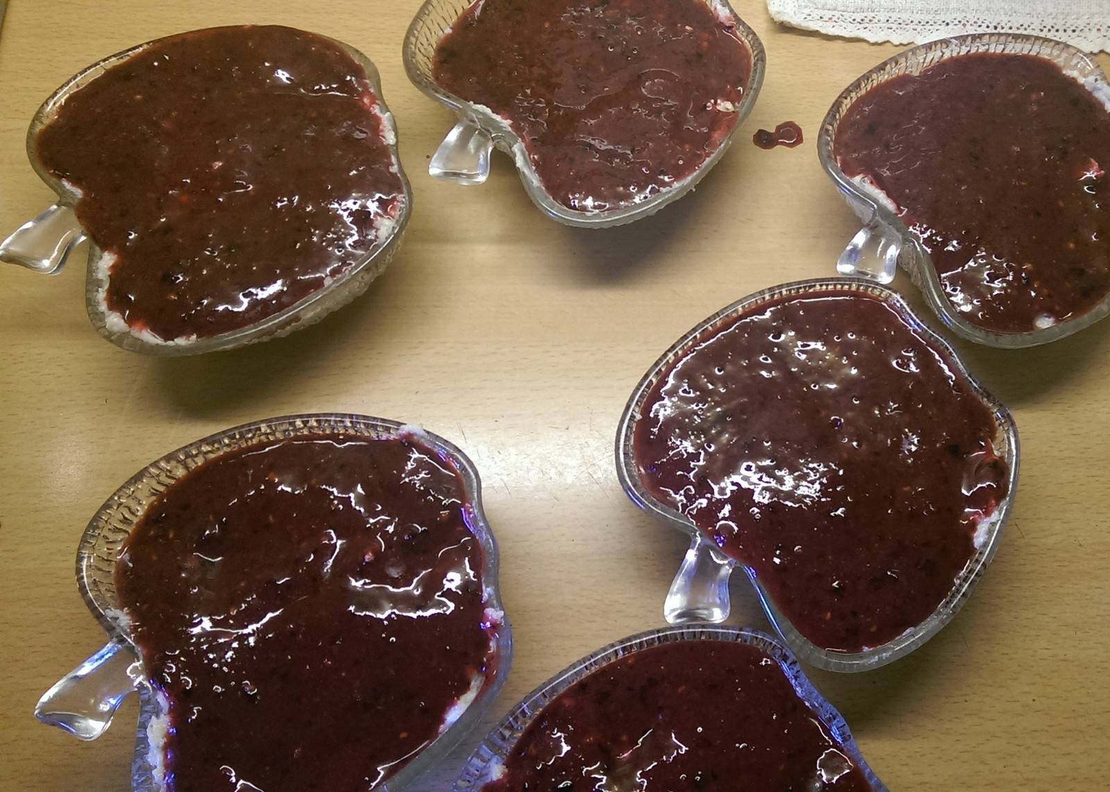 Grießpudding mit Schokoflocken und marinierten Beeren