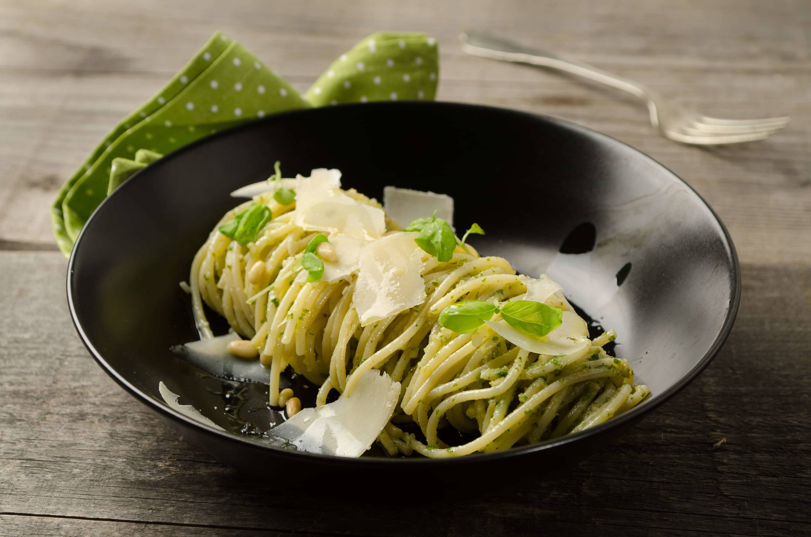 Spaghetti mit selbstgemachtem Basilikumpesto