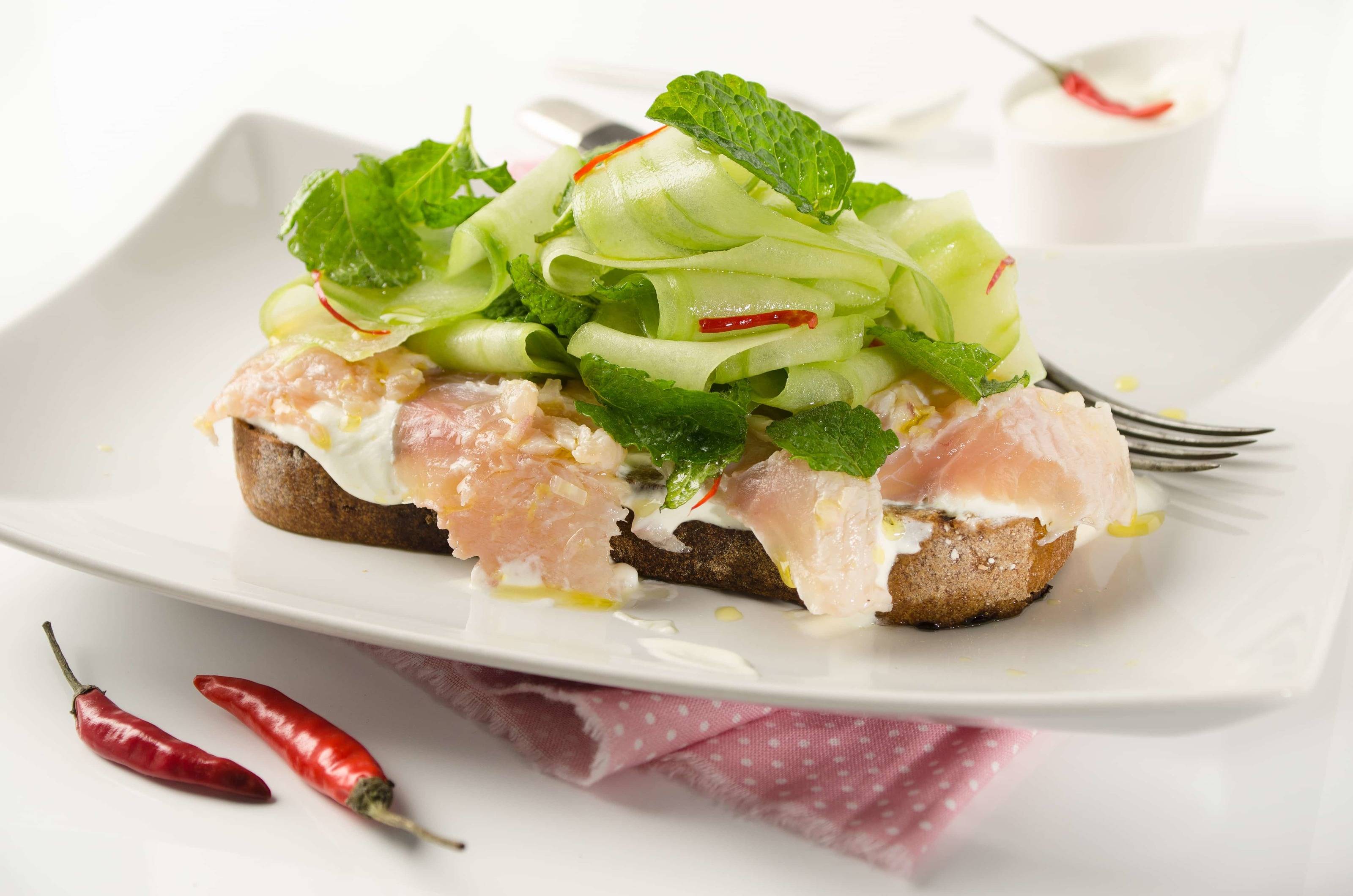 Gebeizter Saibling mit Gin und Gurkensalat