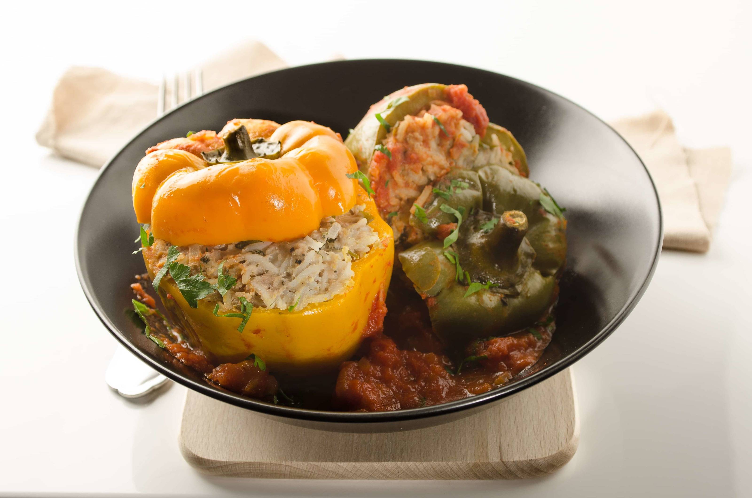 Gefüllte Paprika mit Thunfisch und Paradeisersauce