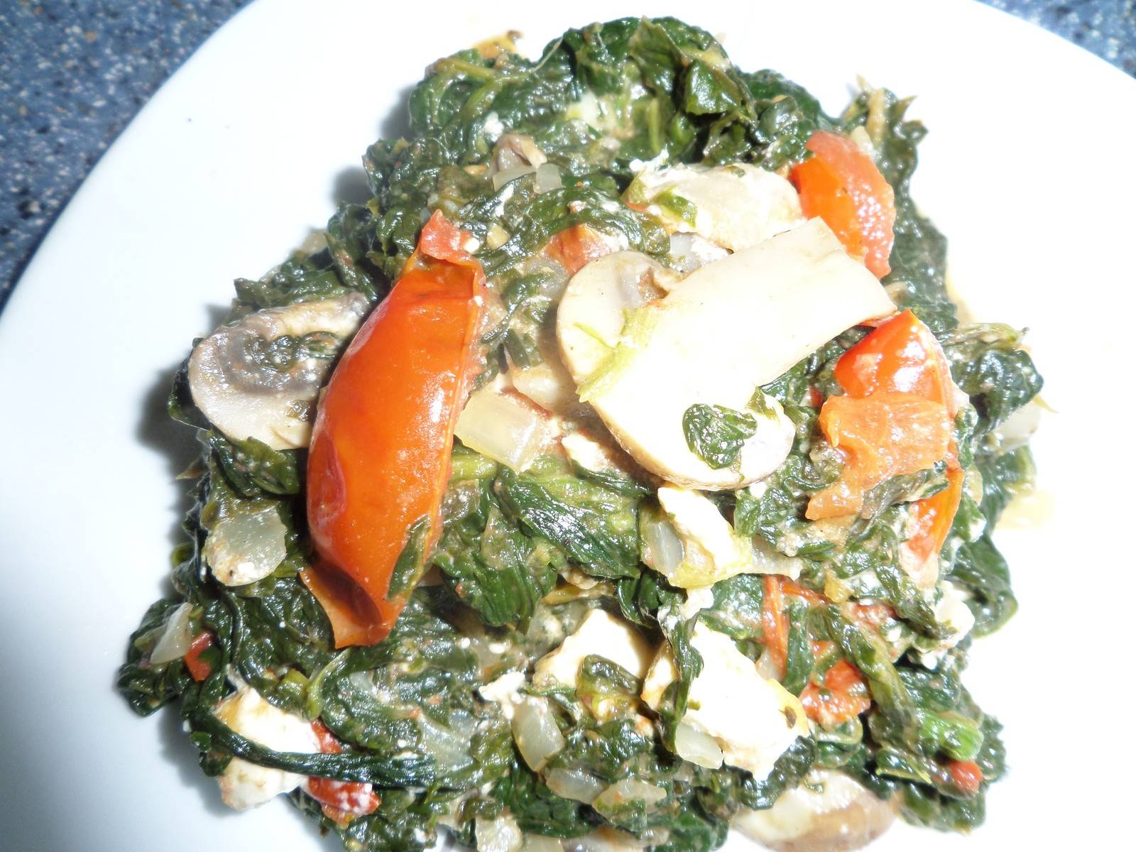 Spinat mit Tomaten und  Champignons