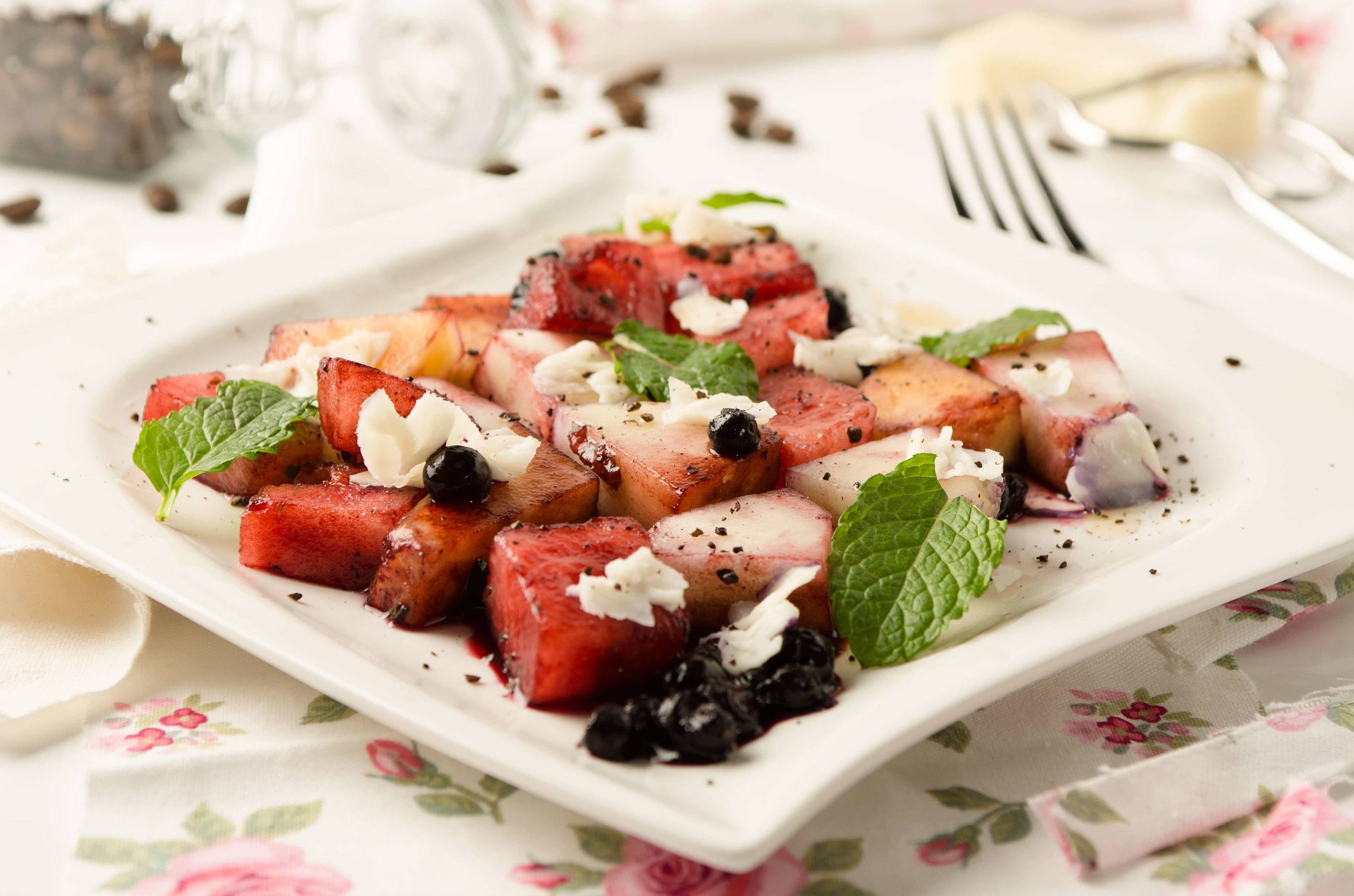 Obstsalat mit Melone, Heidelbeeren und Schafskäse