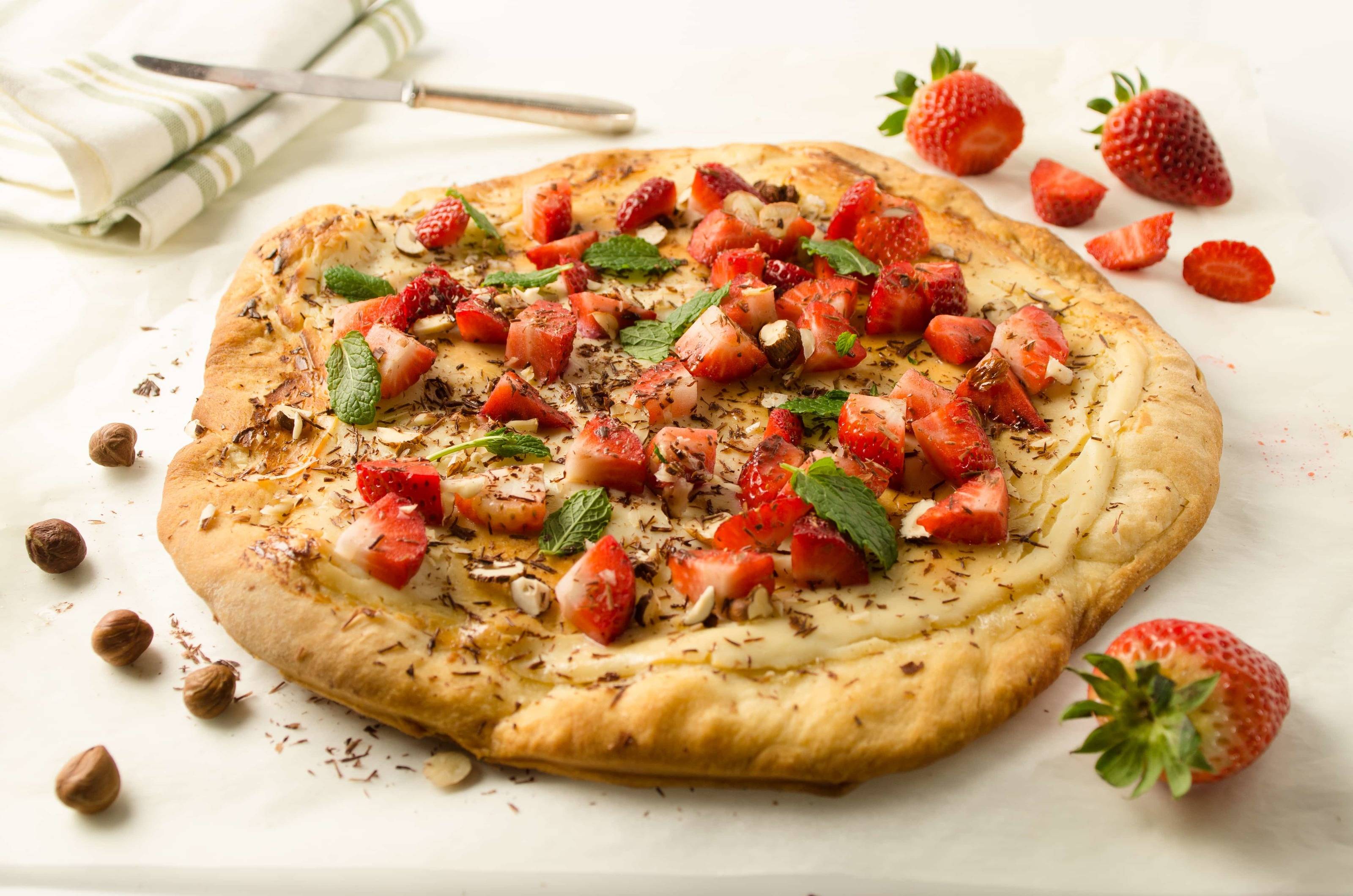 Süße Pizza mit Ricotta und Erdbeeren