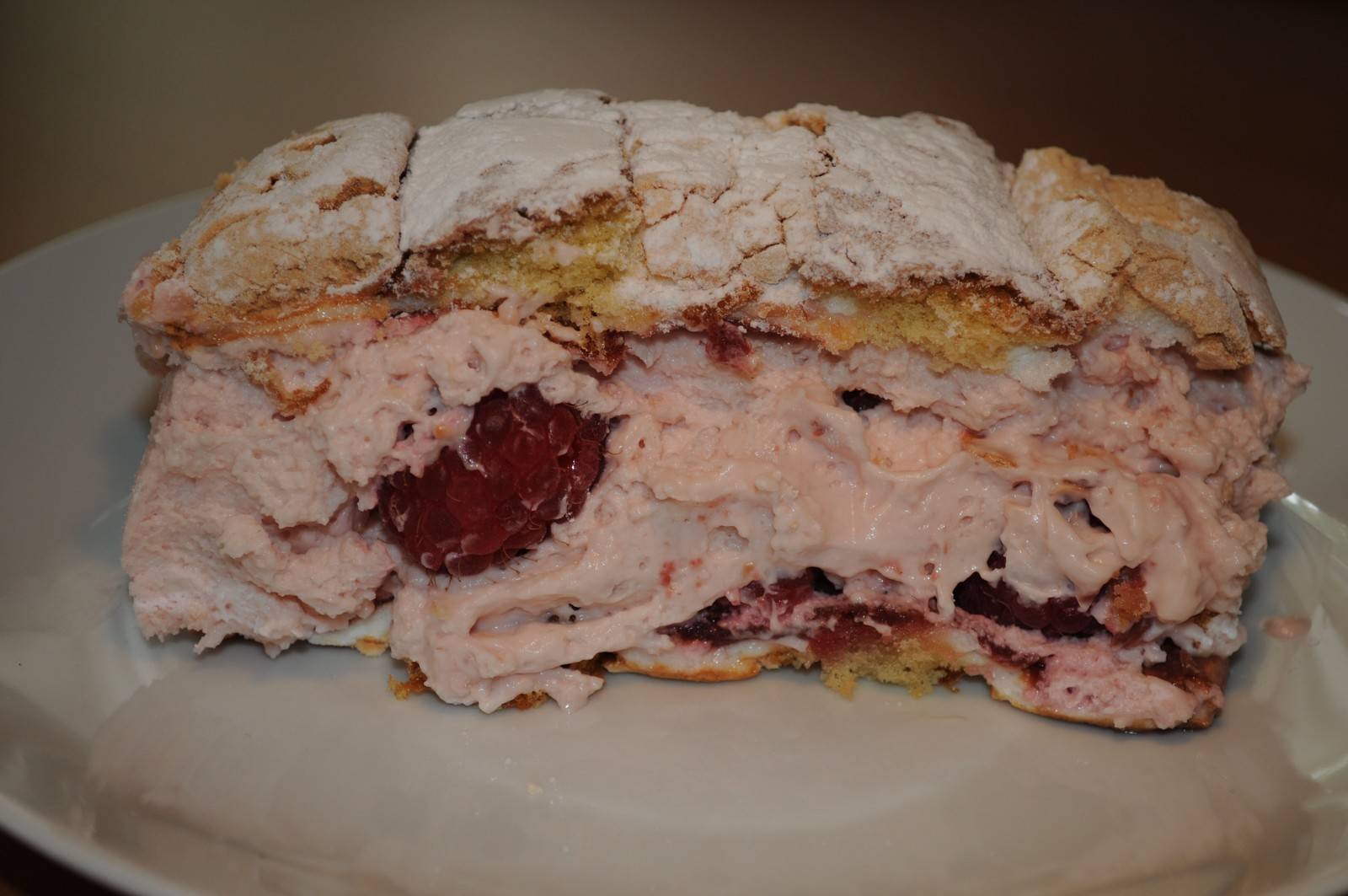 Kardinalschnitte mit sommerlichen Beeren Kardinalschnitte mit sommerlichen Beeren