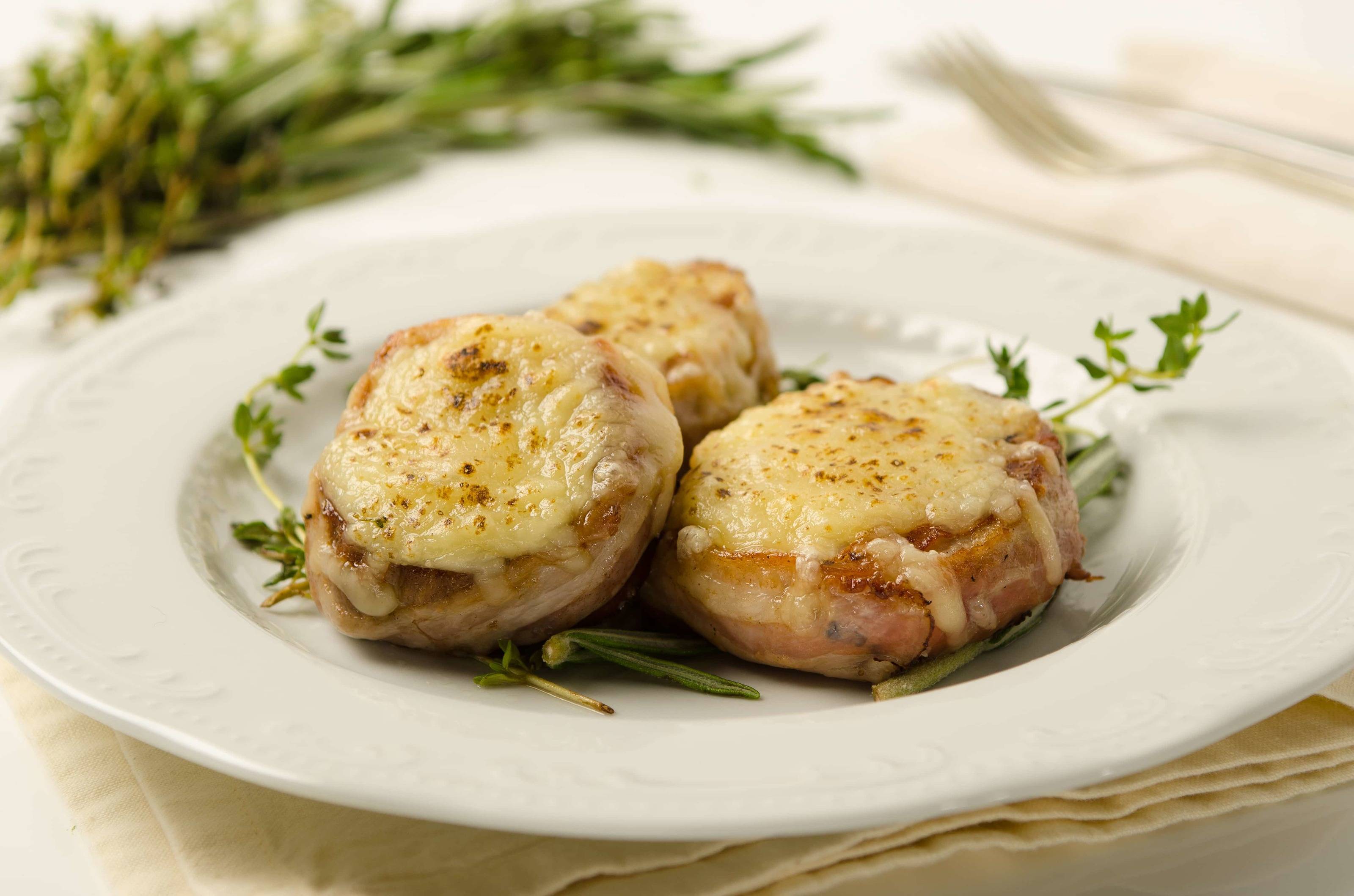 Schweinsfischerl im Speckmantel mit Käse überbacken