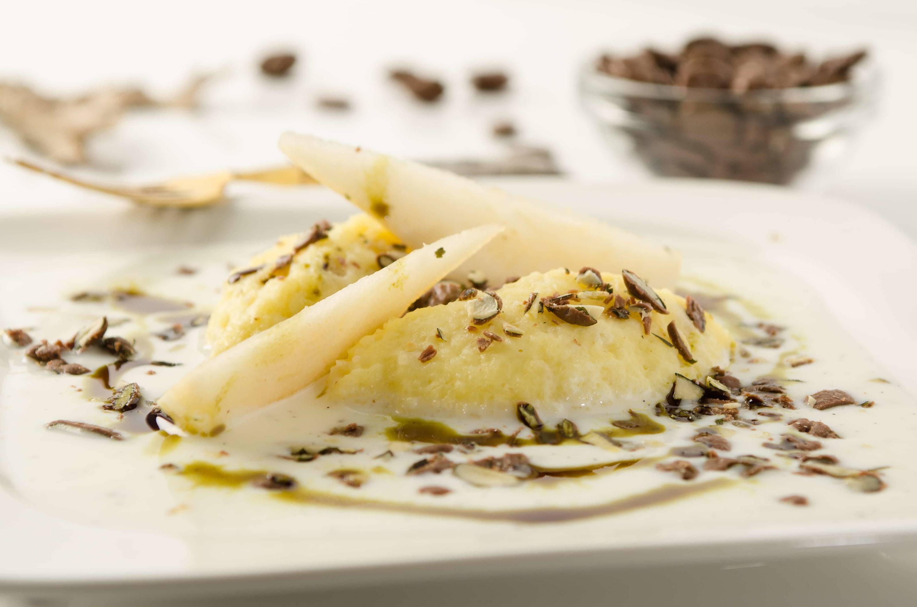 Birnen-Topfen-Nockerl auf Buttermilchcreme