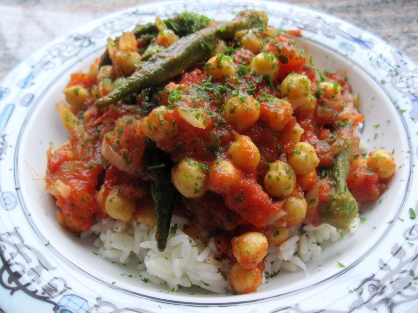 Okraschoten mit Kichererbsen in Tomatensauce