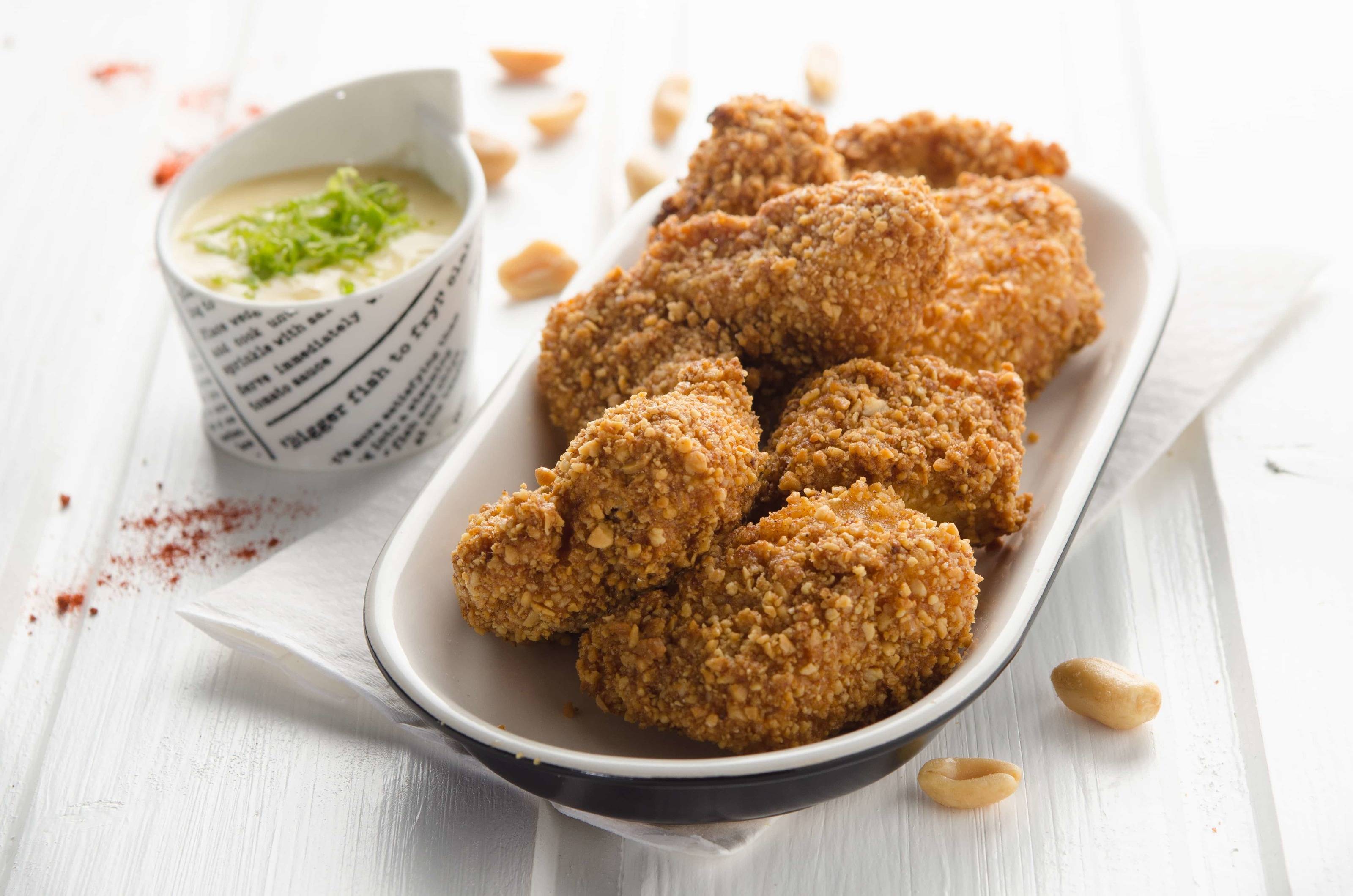 Chicken Nuggets in Erdnuss-Panier mit Limetten-Mayonnaise