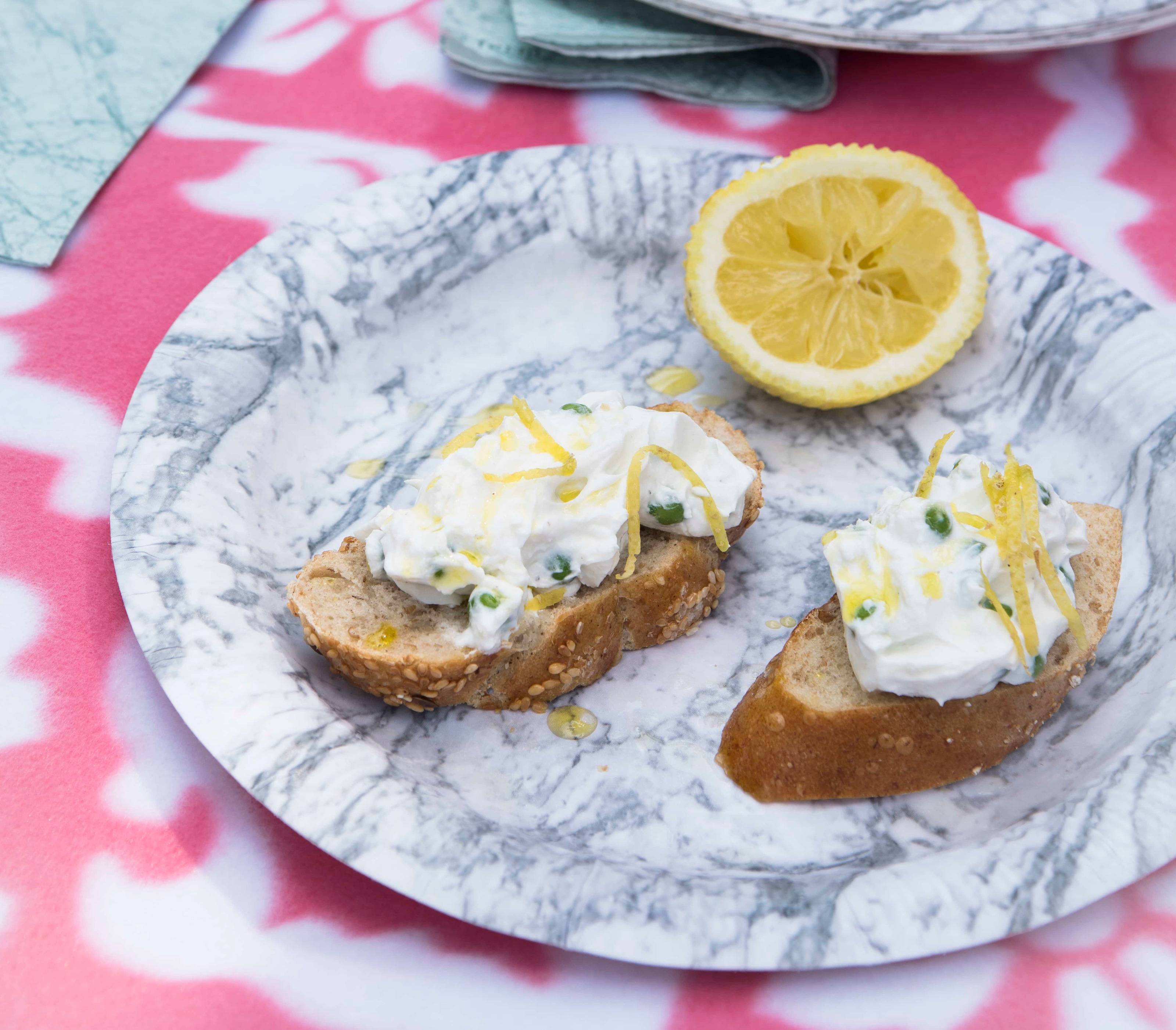 Sommerliche Crostini mit Ziegenfrischkäse Sommerliche Crostini mit Ziegenfrischkäse