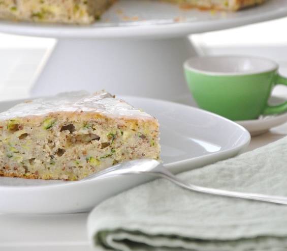 Zucchinikuchen mit Haselnüssen und Zuckerguss
