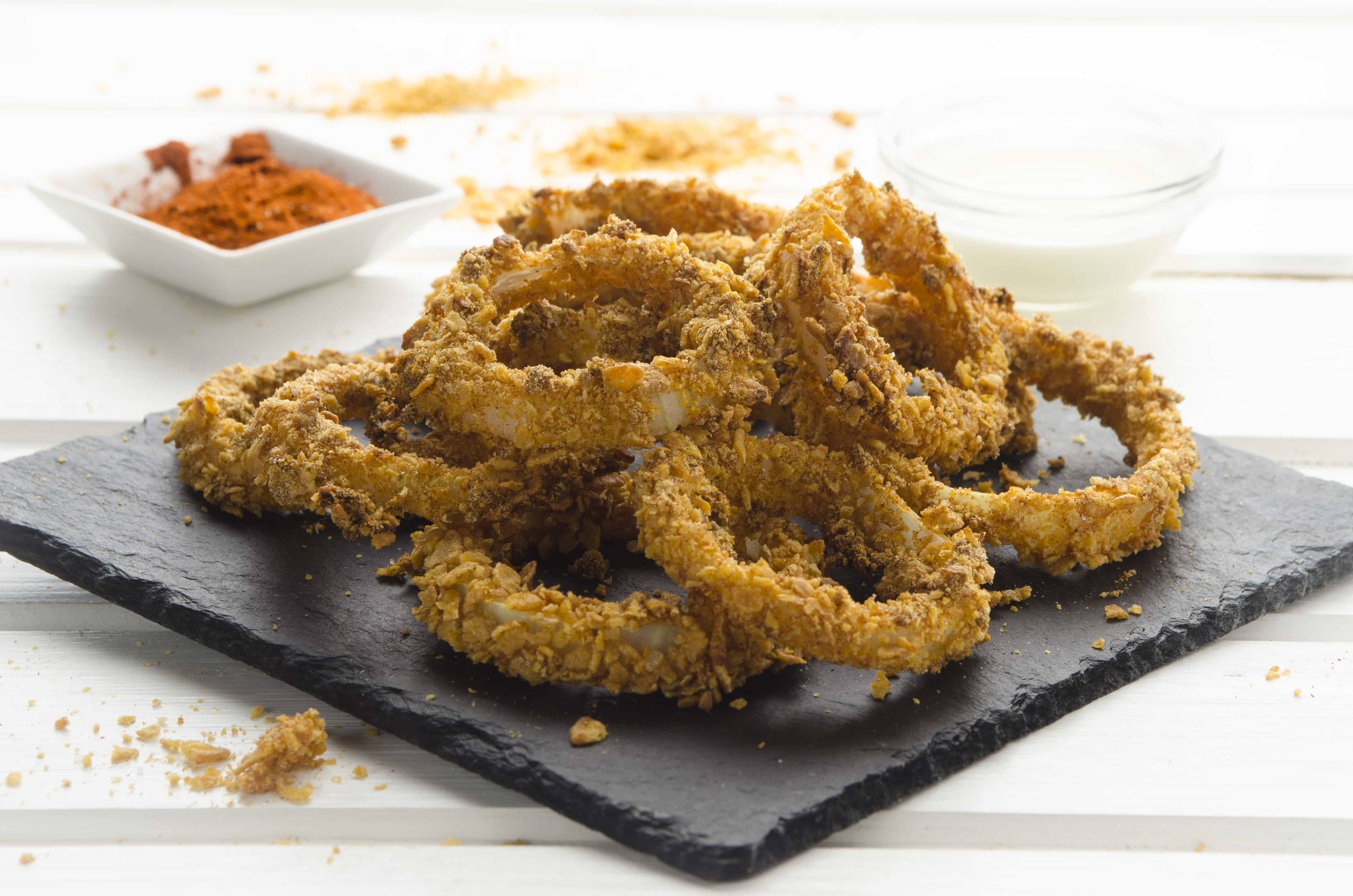 Zwiebelringe in Cornflakes-Panier