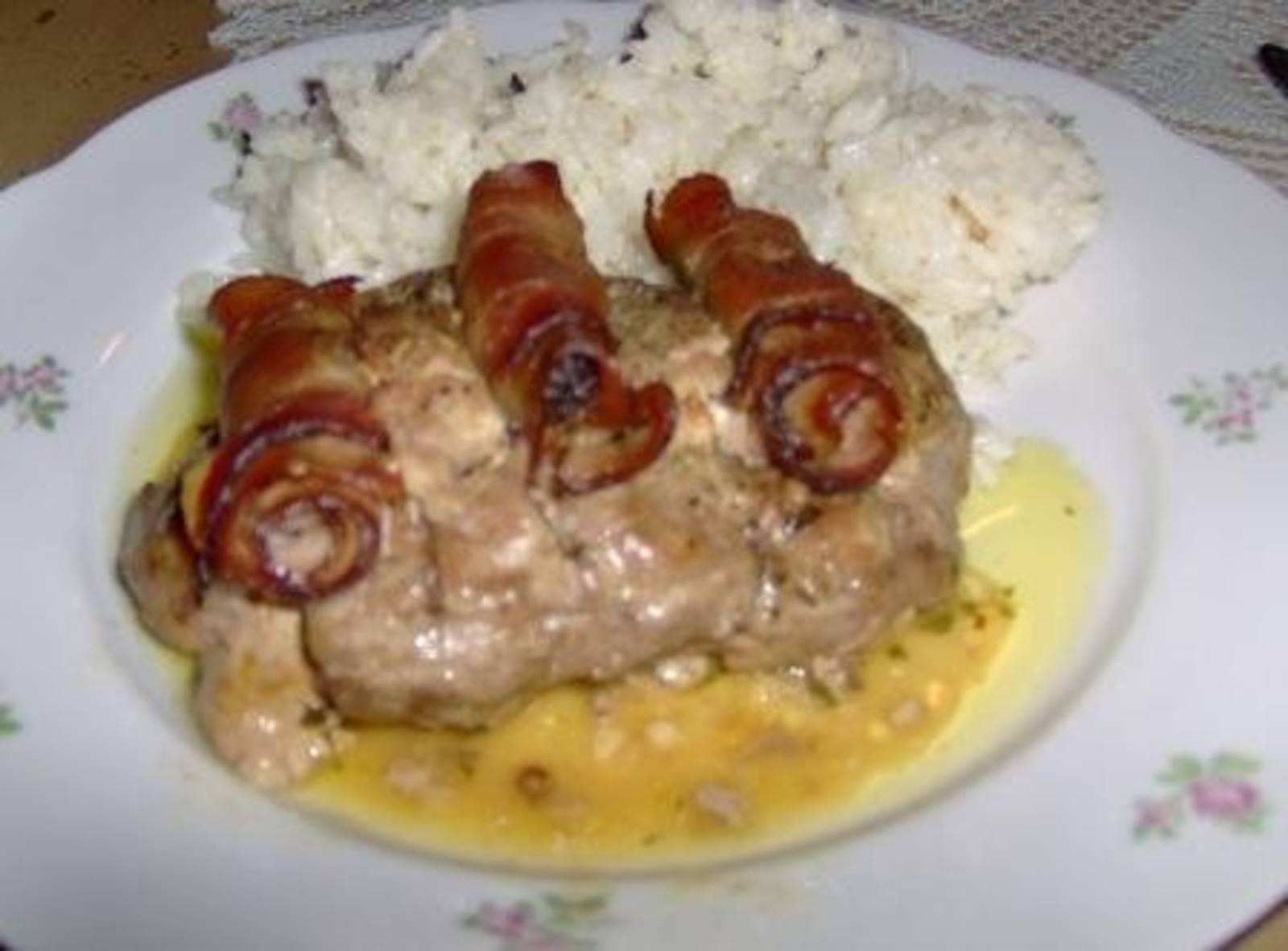 Schweinsfilet mit Petersil-Nuss-Füllung Schweinsfilet mit Petersil-Nuss-Füllung