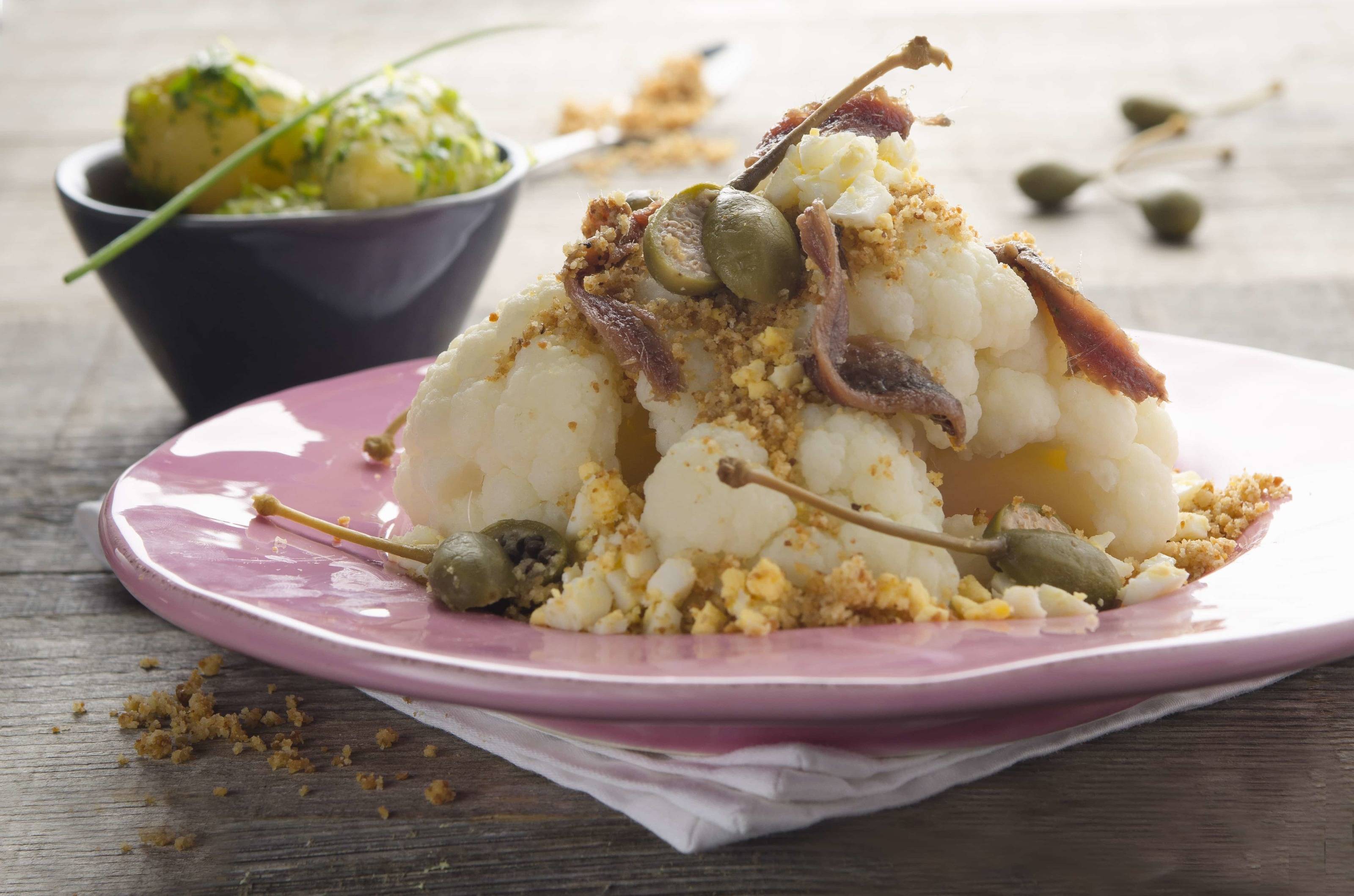 Karfiol mit Nuss-Butterbröseln, Kapern und Sardellen Karfiol mit Nuss-Butterbröseln, Kapern und Sardellen